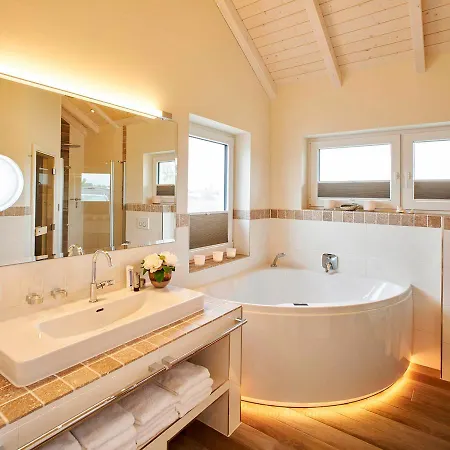 Holiday home Luxuswellnesshaus Weitblick Bliesdorf